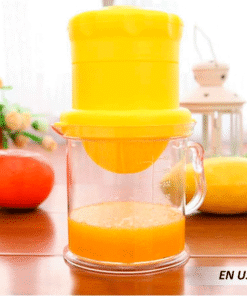 Exprimidor de mano portátil con tapa